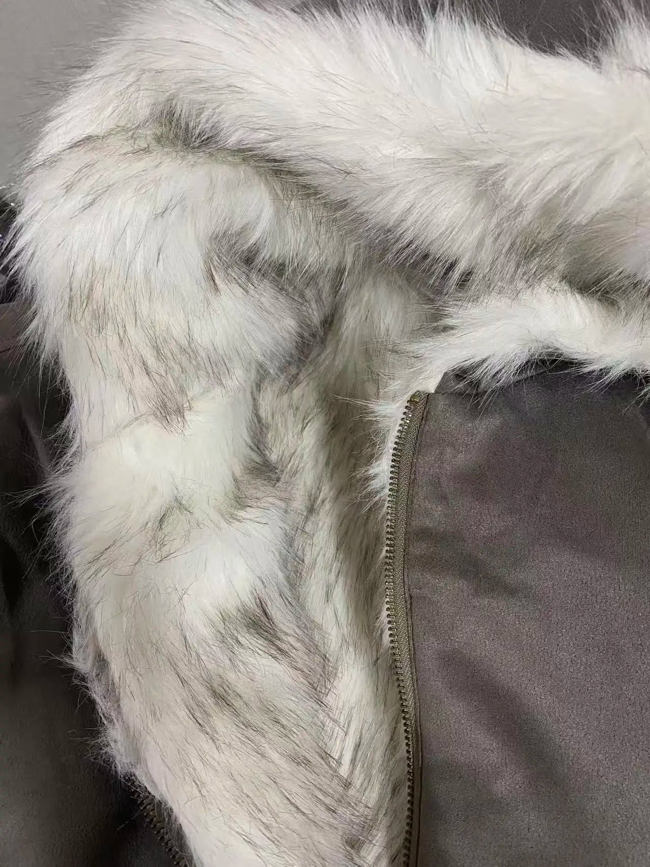 EcoSuede Winter Parka – resalta el estilo y el compromiso ecológico.